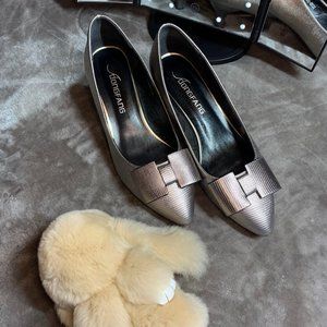 Short heel pumps shoes